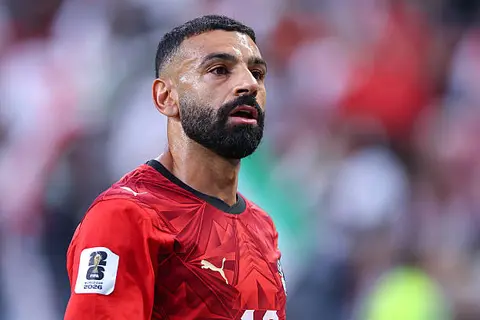 ظهر حزينًا.. الإصابة تحرم محمد صلاح من استكمال مباراة مصر وإيران (صور)